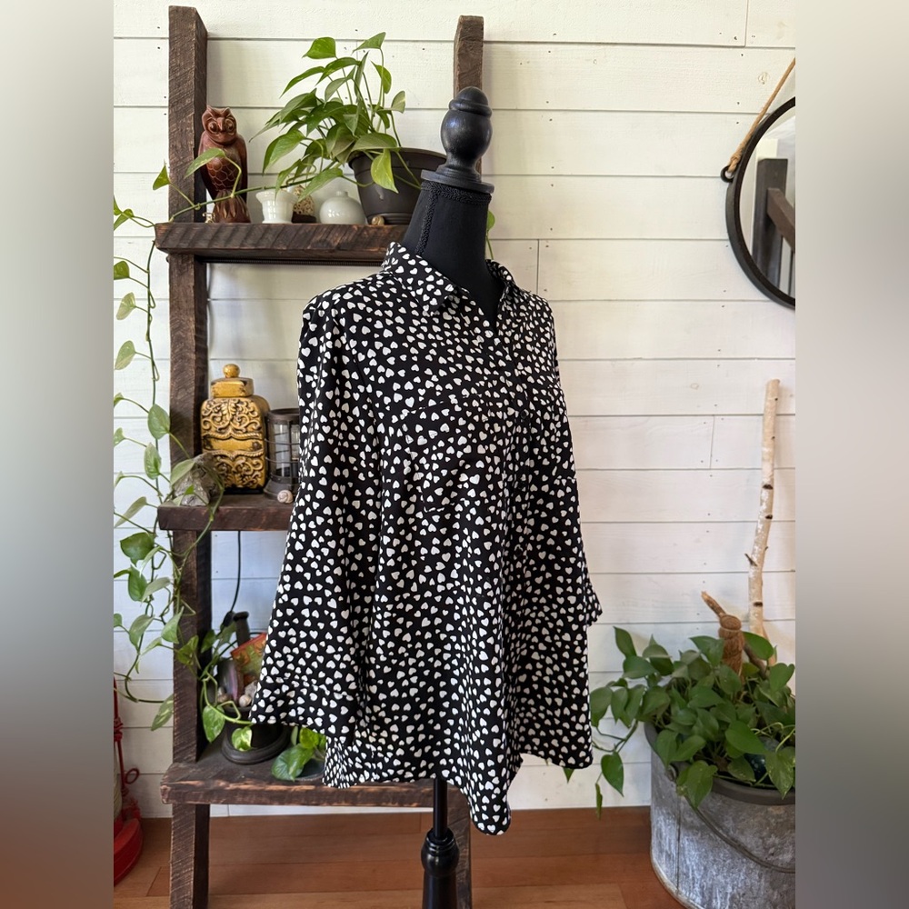 Dalia: Black and White Heart Pattern Button Up Blouse. - Picture 4 of 16